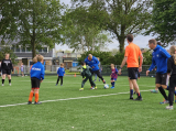 Laatste training S.K.N.W.K. JO7-1 (partijtje tegen de ouders) van maandag 27 mei 2024 (58/180)